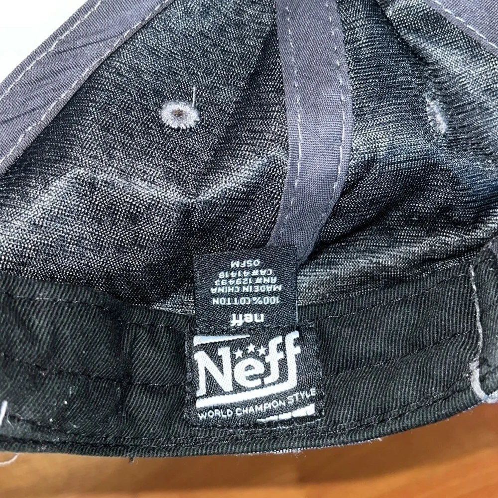 Neff men’s black and gray snap back cap one size fits most